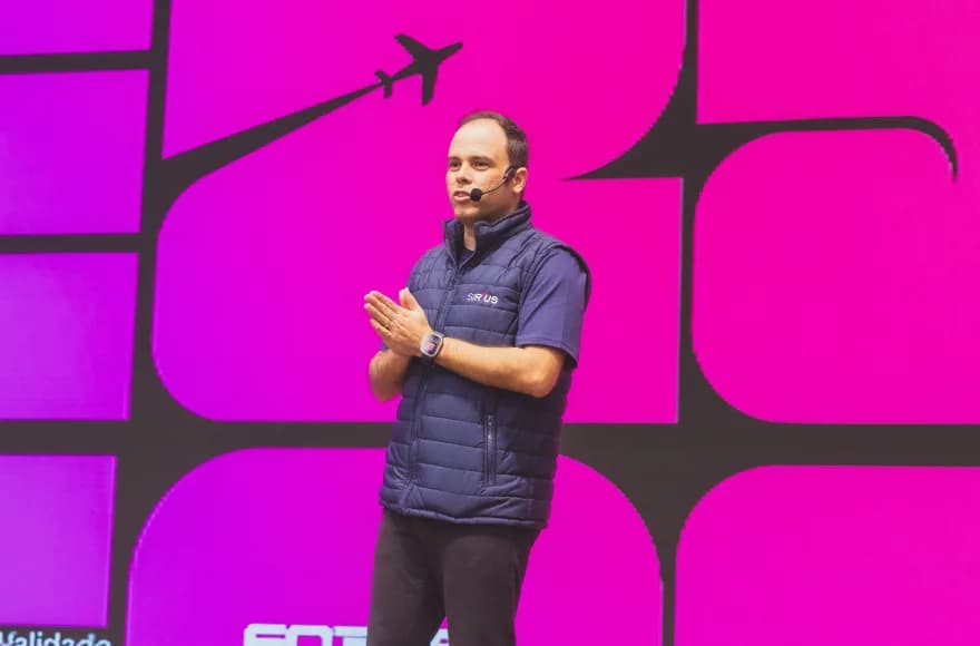 Bruno Barbosa no palco do ENTUR Summit